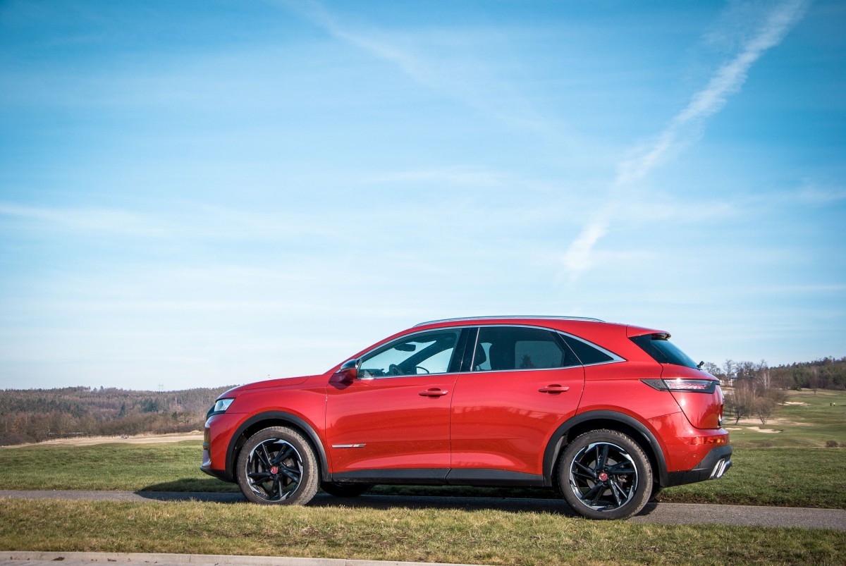 červené SUV DS7 zboku, na černých kolech