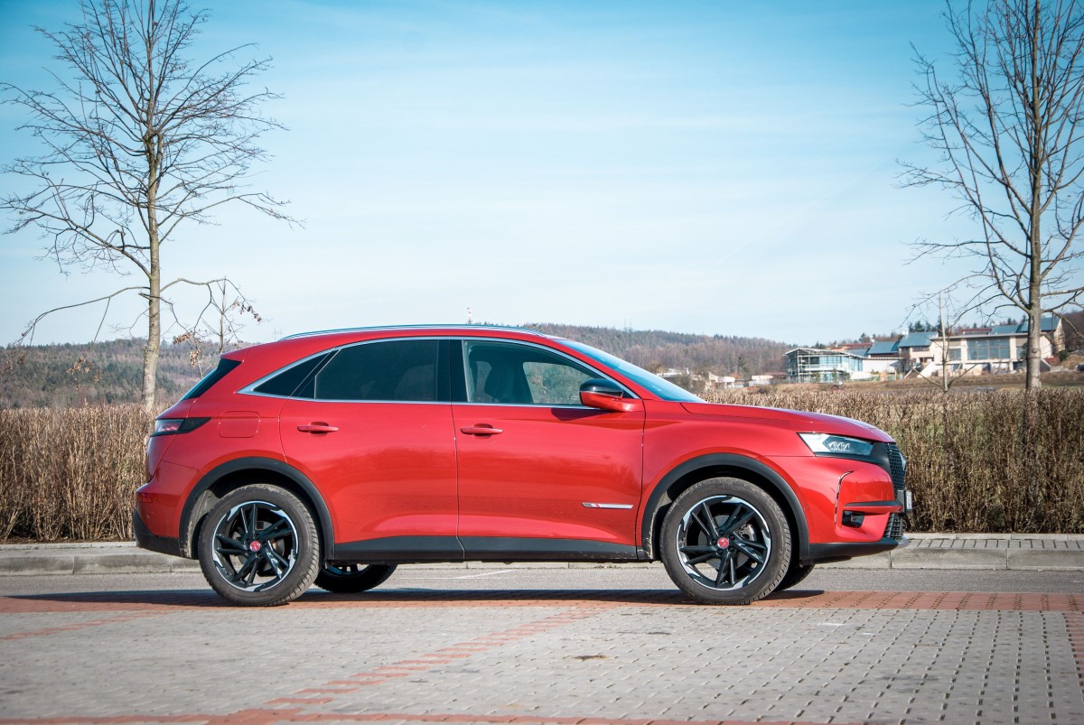 červené SUV DS7 zboku