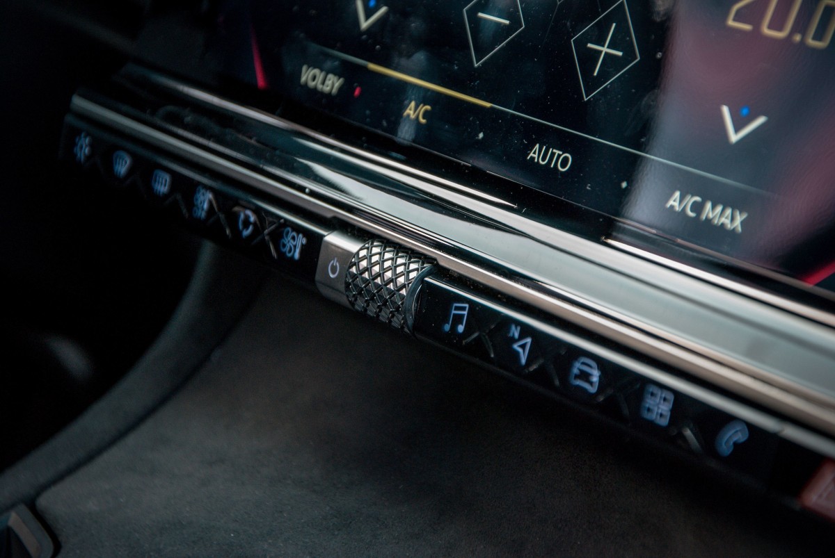Detail na prvky interieru francouzského SUV DS7