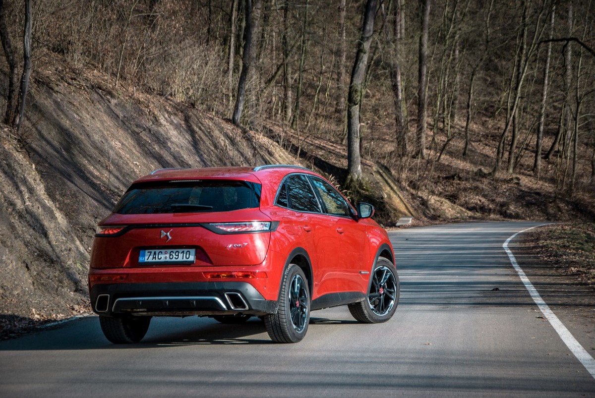 červené SUV DS7 zezadu