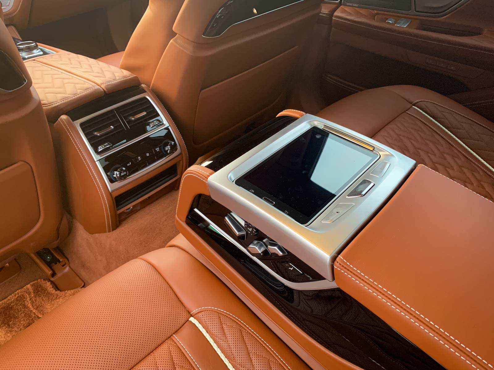 Interier s hnědou kůží ve voze BMW řady 7 z roku 2019