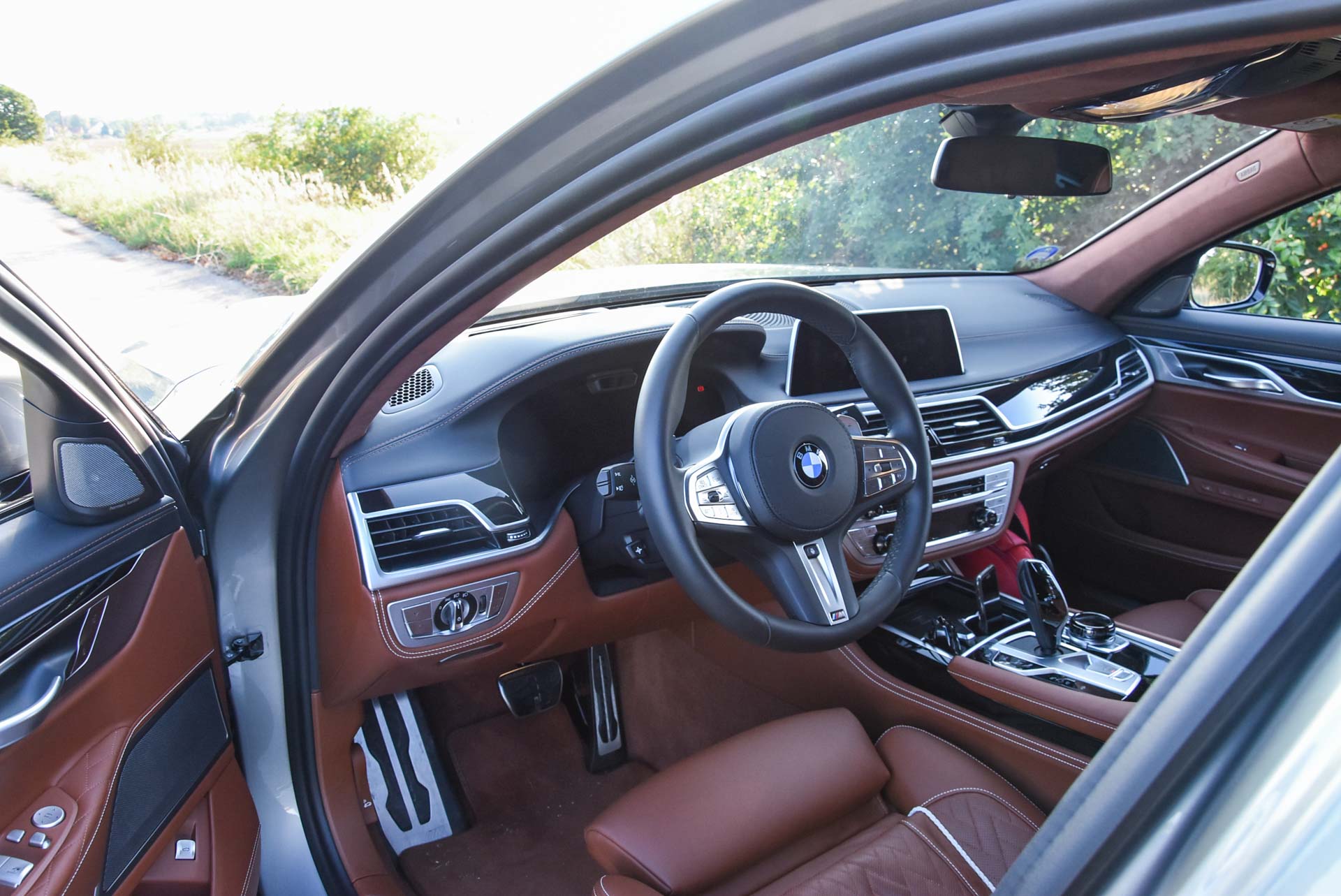 Interier s hnědou kůží ve voze BMW řady 7 z roku 2019