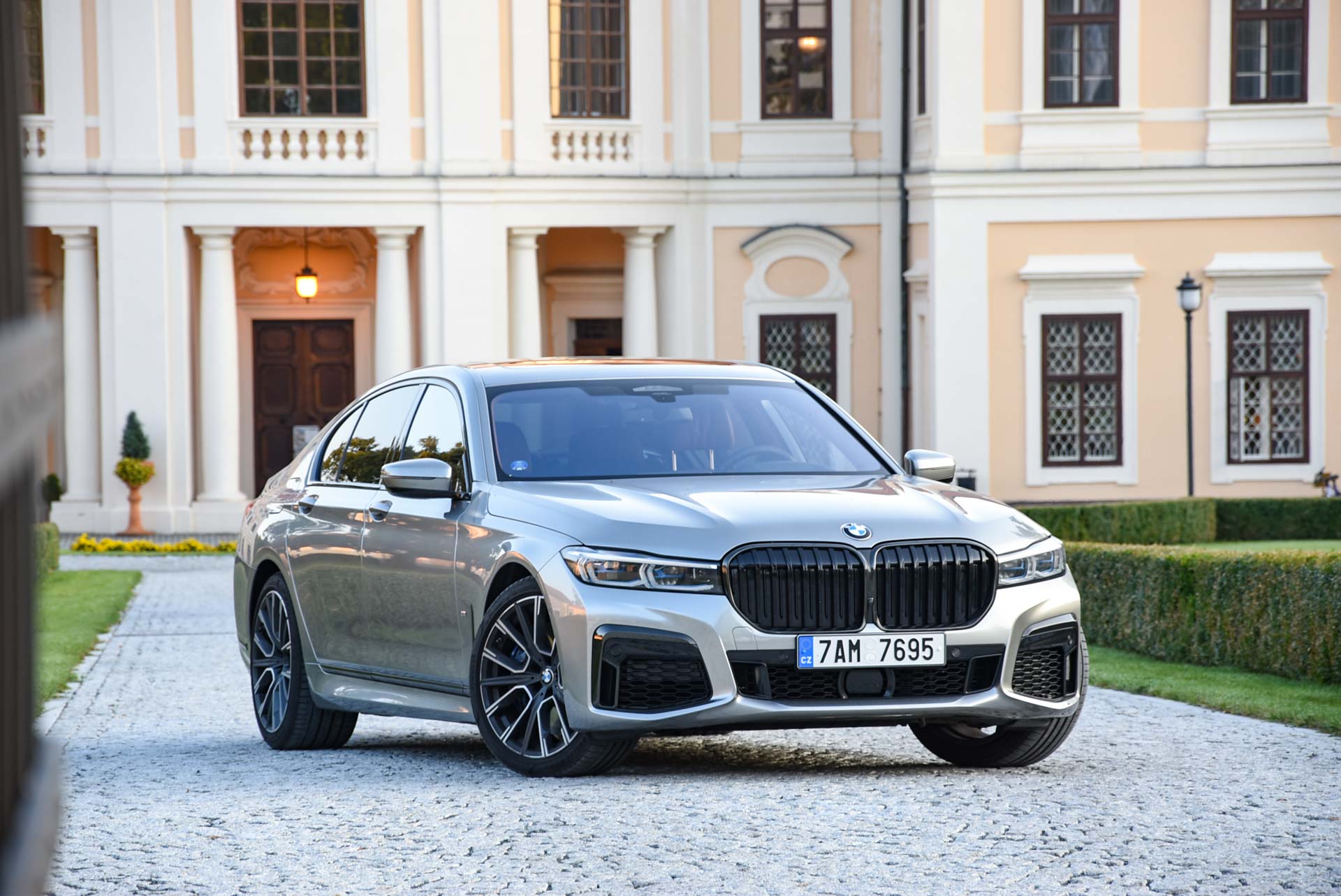 BMW řady 7 z roku 2019 před zámkem