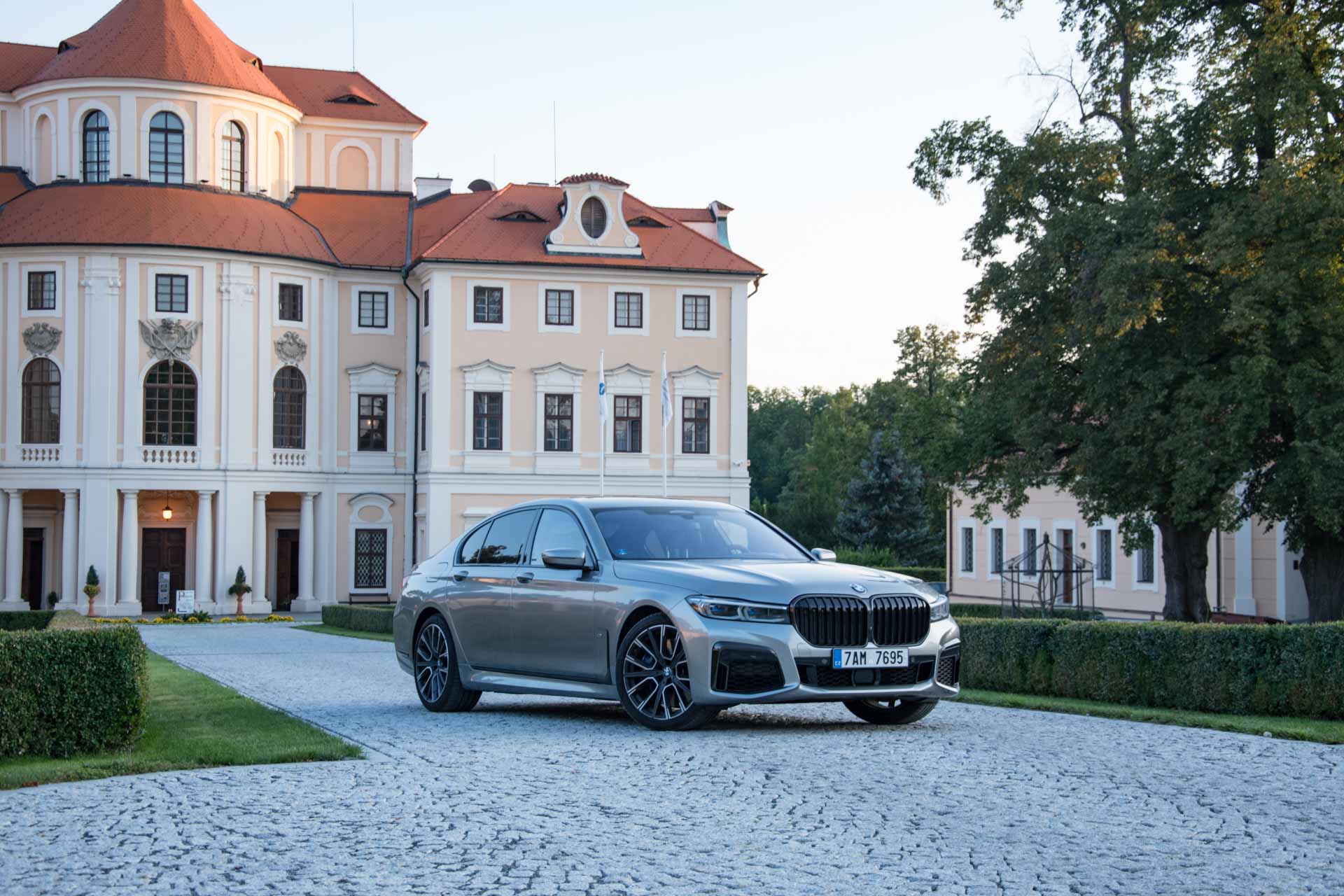 BMW řady 7 z roku 2019 před zámkem