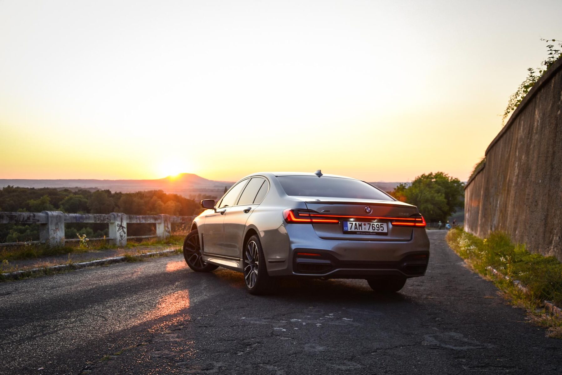 BMW řady 7 u západu slunce